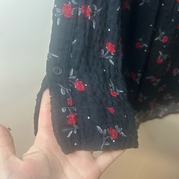 Torrid Tunic Womens 1X Black Red Roses Floral Emma Crinkle Knit Hi Lo Button Up - Picture 3 of 11